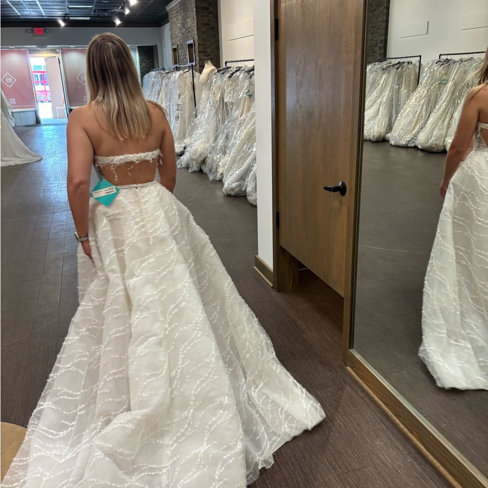 Mira Zwillinger Marvel
Elegant White Strapless Wedding Dress - Picture 4 of 16